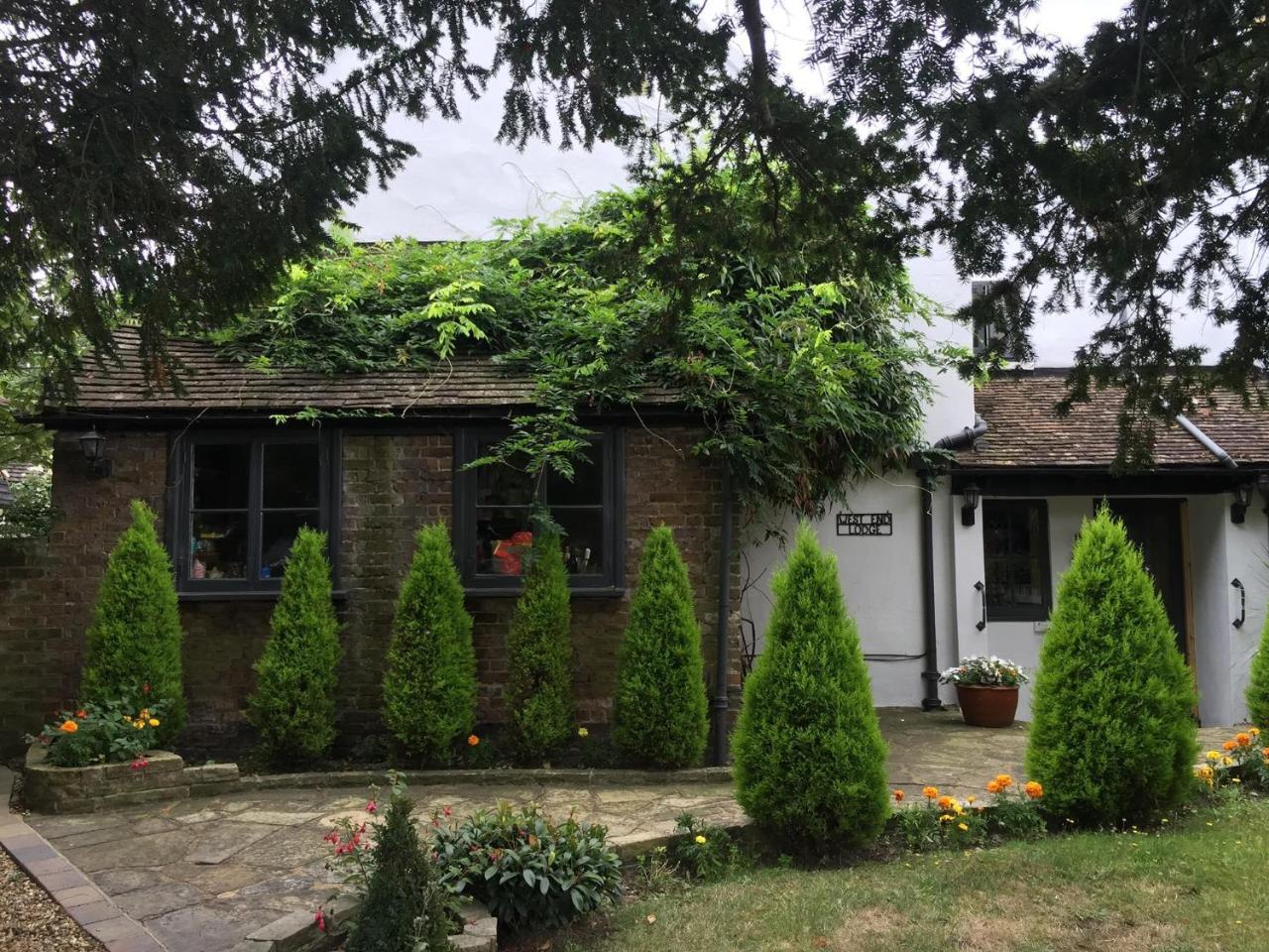 West End Lodge Эшер Экстерьер фото